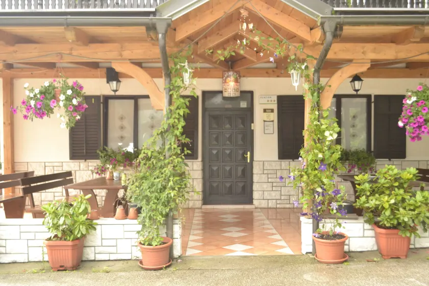 Guest House Kmečki Hram FORTUNA - Image 1