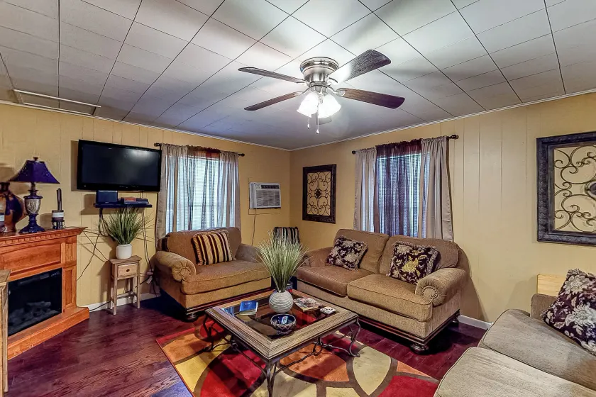 ‘Keepin’ it Reel’ Retreat Near Lake O’ the Pines - Image 1