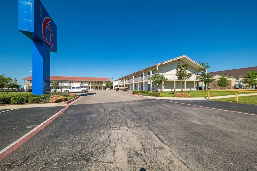 Motel 6-Dallas, TX - Farmers Branch - Image 1