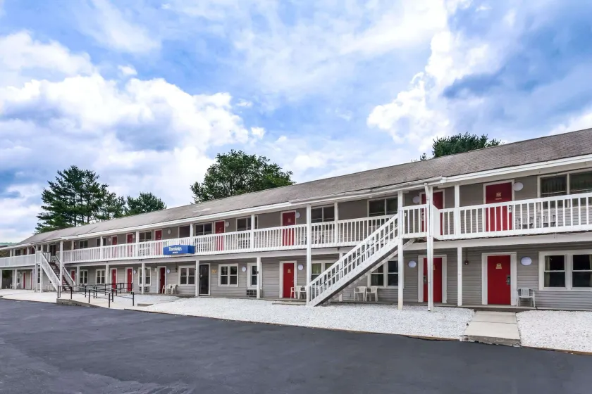Travelodge by Wyndham Great Barrington Berkshires - Image 1