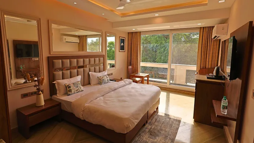 FlxHo Horizon ONE - Luxury Hotel & Residences Golf Course Road, 2 Min from 42-43 Metro Station - Image 1