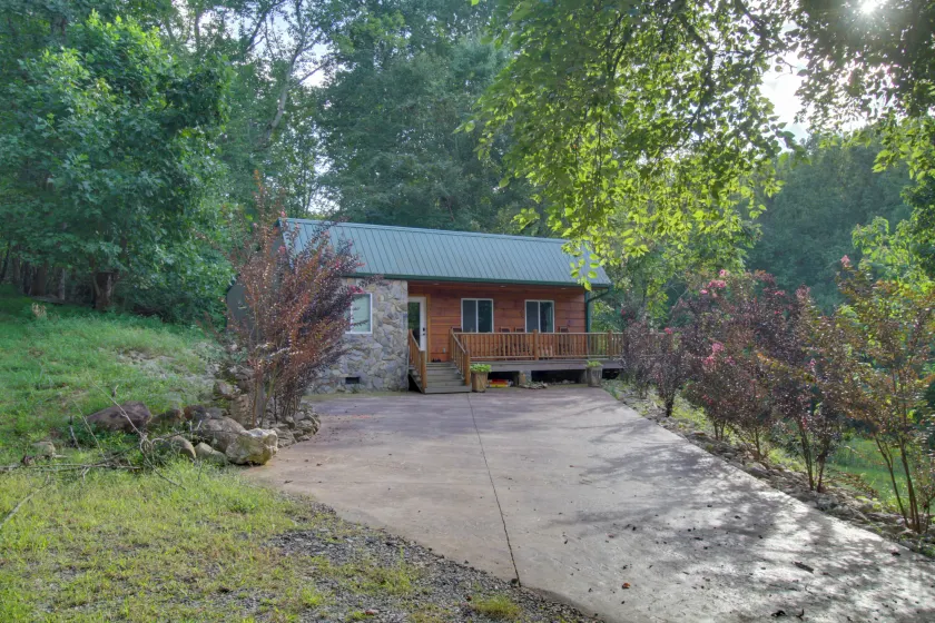 Cozy Goode Cabin w/ Deck ~ 17 Mi to Lynchburg - Interior