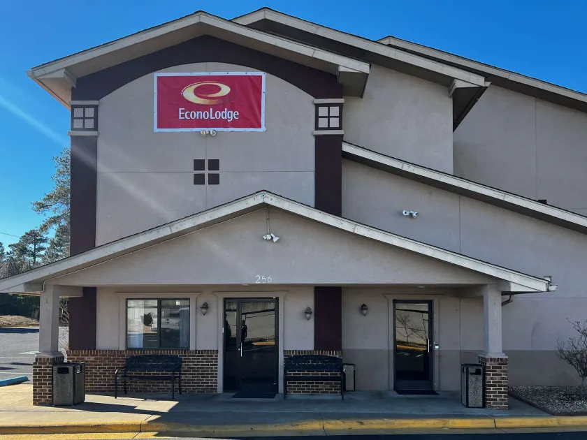 Econo Lodge Spring Lake near Fort Bragg - Image 1