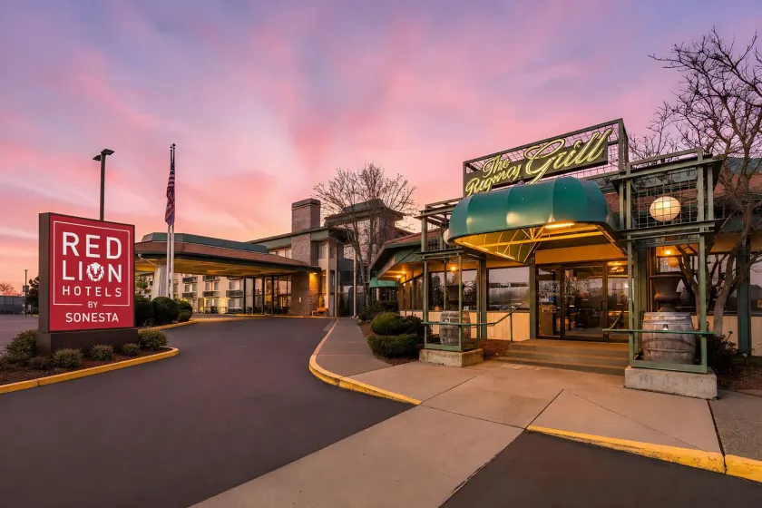 Red Lion Hotel Rogue Regency Medford Airport - Image 1
