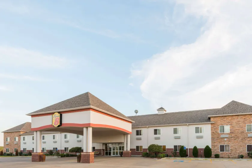 Super 8 by Wyndham Salina - Image 1