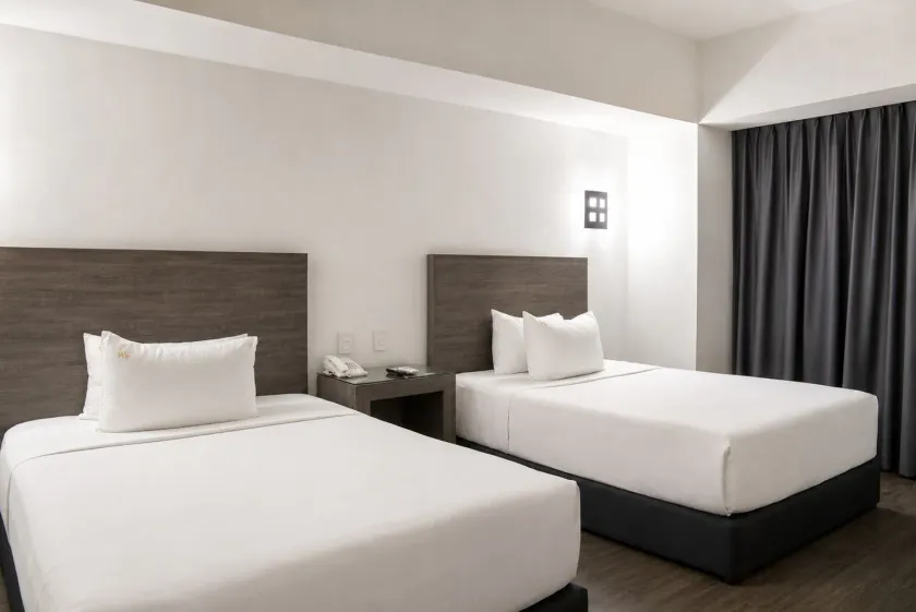 We Hotel Aeropuerto - Image 1