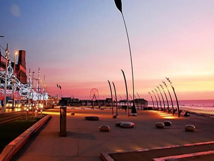 Las Palmas Hotel by the Sea - Image 1