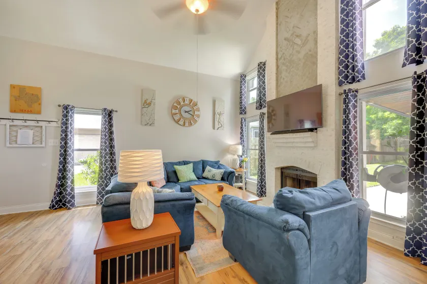 Hot Tub & Game Room: Spacious Live Oak Home! - Intérieur