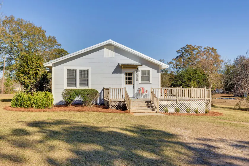 Quiet Grove Hill Cottage w/ Wraparound Deck! - Interiør