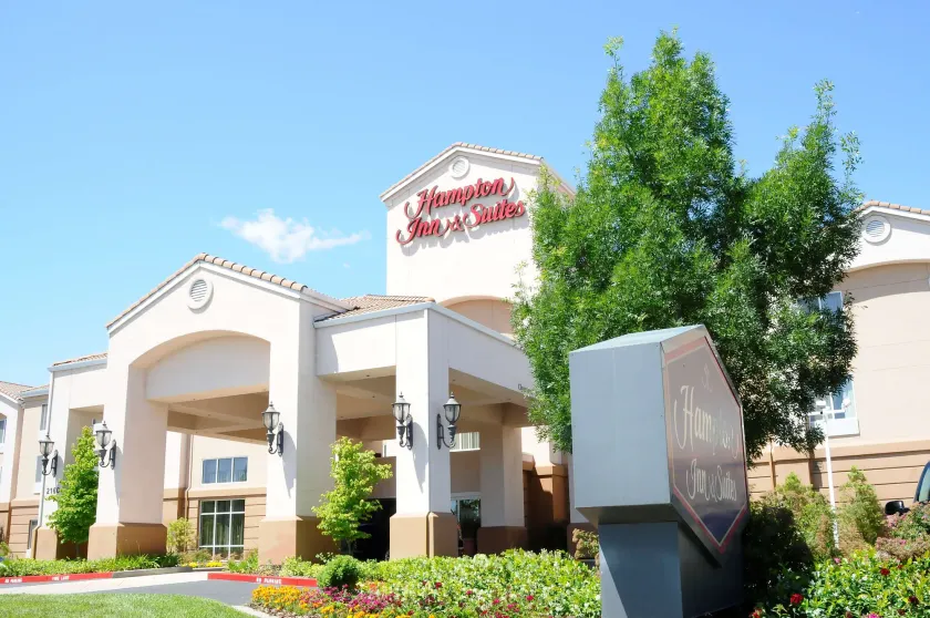 Hampton Inn & Suites Redding - Image 1