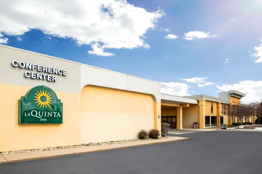 La Quinta Inn by Wyndham Davenport & Conference Center - Image 1