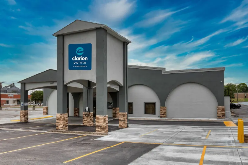 Clarion Pointe Decatur River City - Image 1