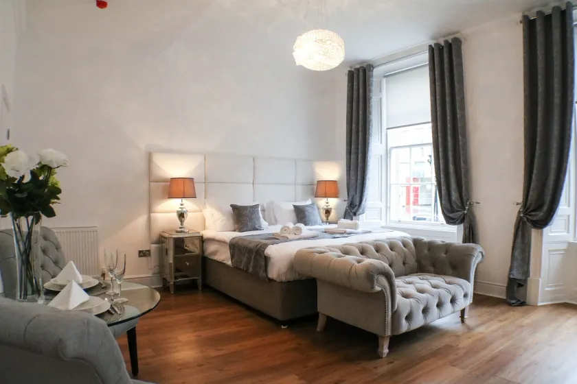 Edinburgh Castle Apartments - Image 1