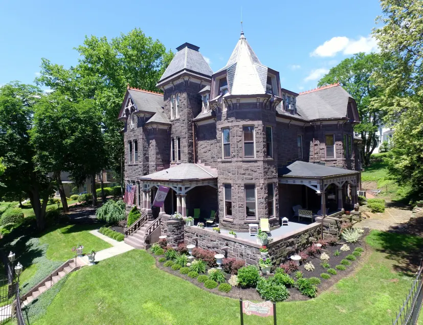 Reynolds Mansion B&B - Image 1