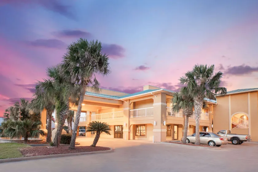 Super 8 by Wyndham Corpus Christi - Image 1