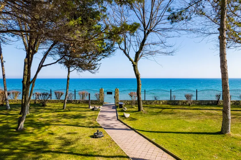 Epico Seafront & Garden Apartments - Image 1