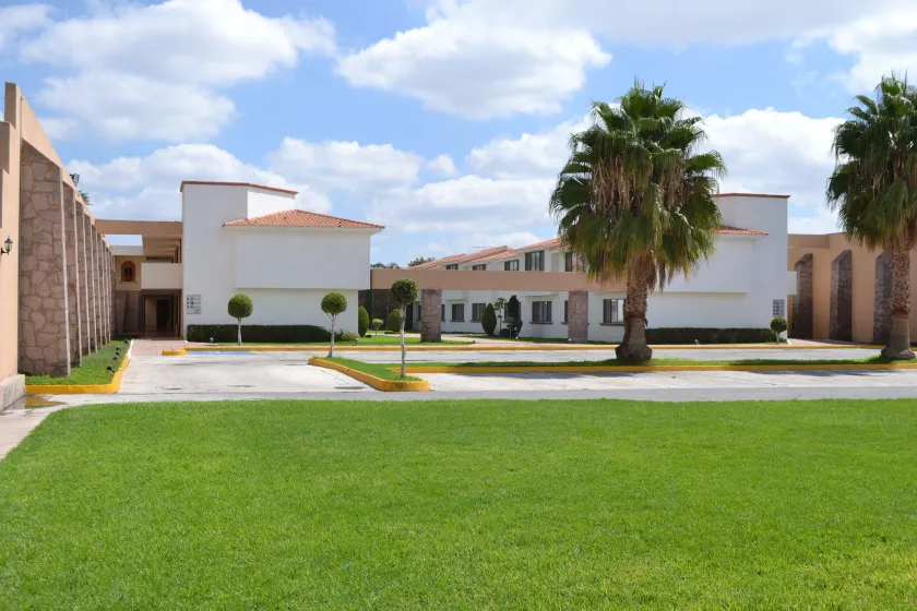 La Posada Hotel y Suites - Image 1
