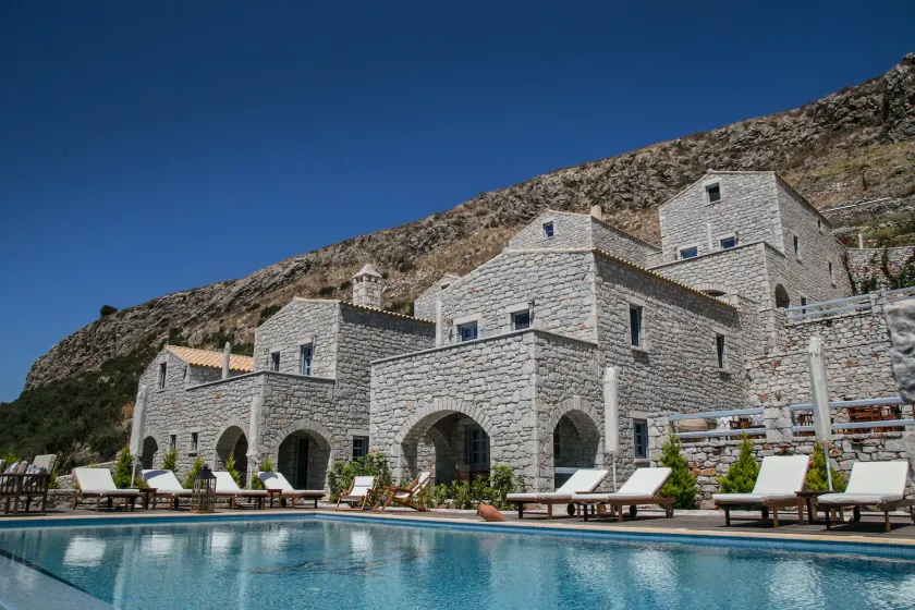 Εn Plo Luxury Suites - Image 1