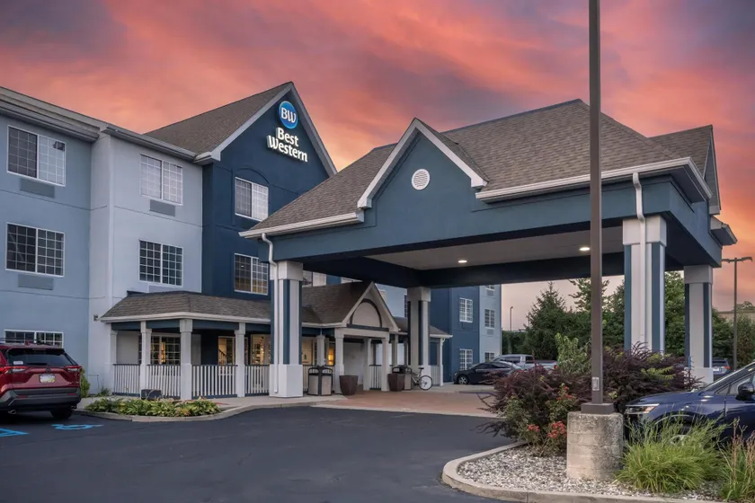 Best Western Fort Wayne Inn & Suites North - Image 1