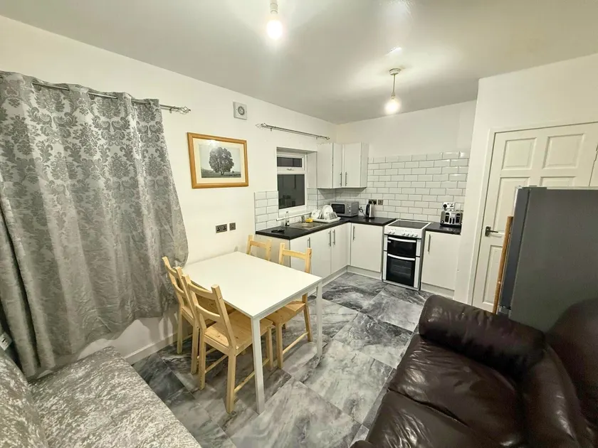 Modern 2 Bed Flat - Ideal for Families - Image 1