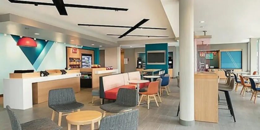 avid hotels - Nashville Airport by IHG - Salón en el vestíbulo