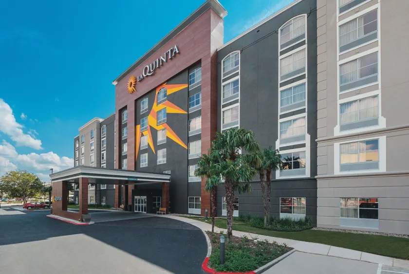 La Quinta Inn & Suites by Wyndham San Antonio Downtown - Image 1