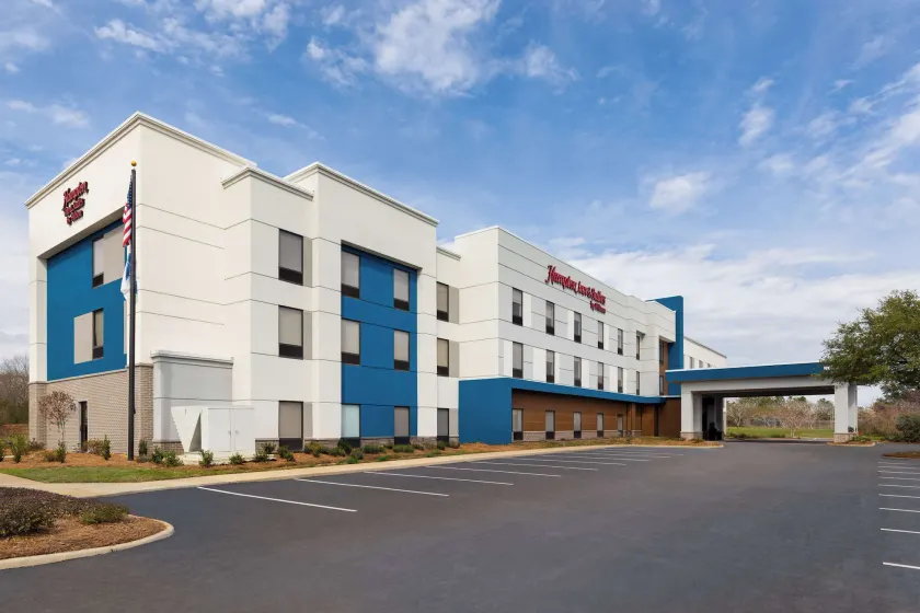 Hampton Inn & Suites Dothan - Image 1