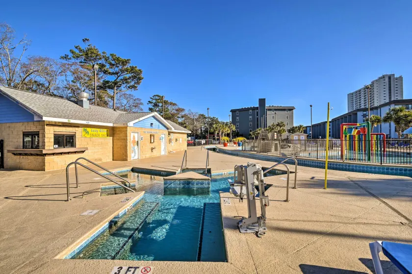 Oceanfront Condo w/ Balcony in Myrtle Beach! - Intérieur
