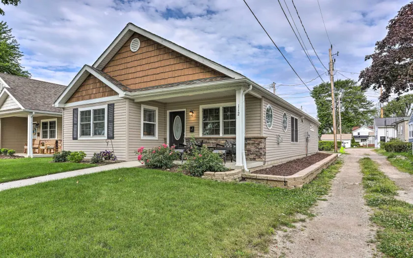 Port Clinton Home with Lake Views! - Image 1