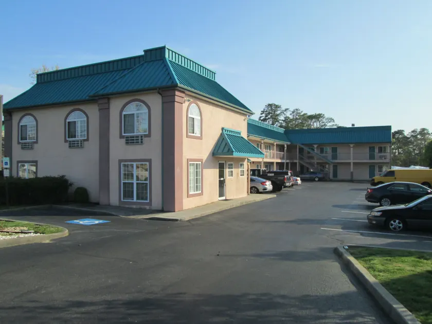 Deluxe Inn - Image 1