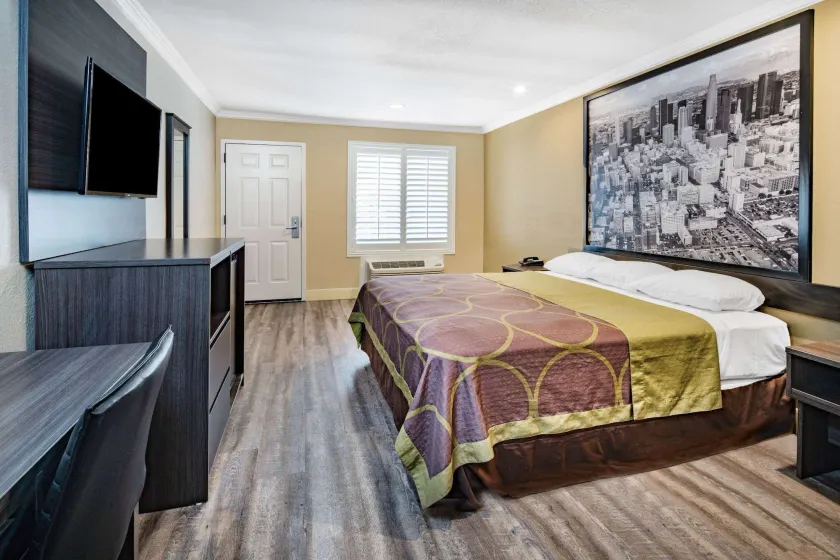 Super 8 by Wyndham North Hollywood - Image 1