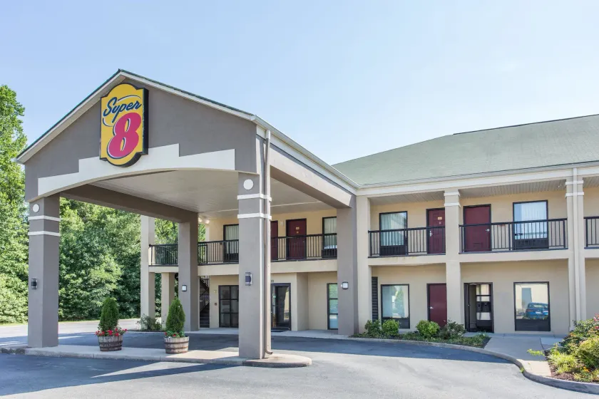 Super 8 by Wyndham Petersburg - Image 1