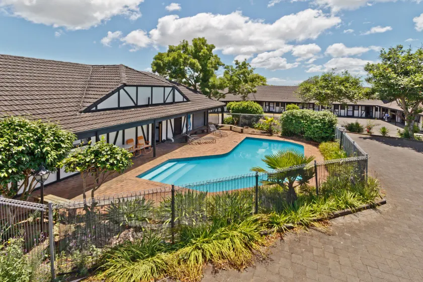 Oakwood Manor Motor Lodge - Image 1