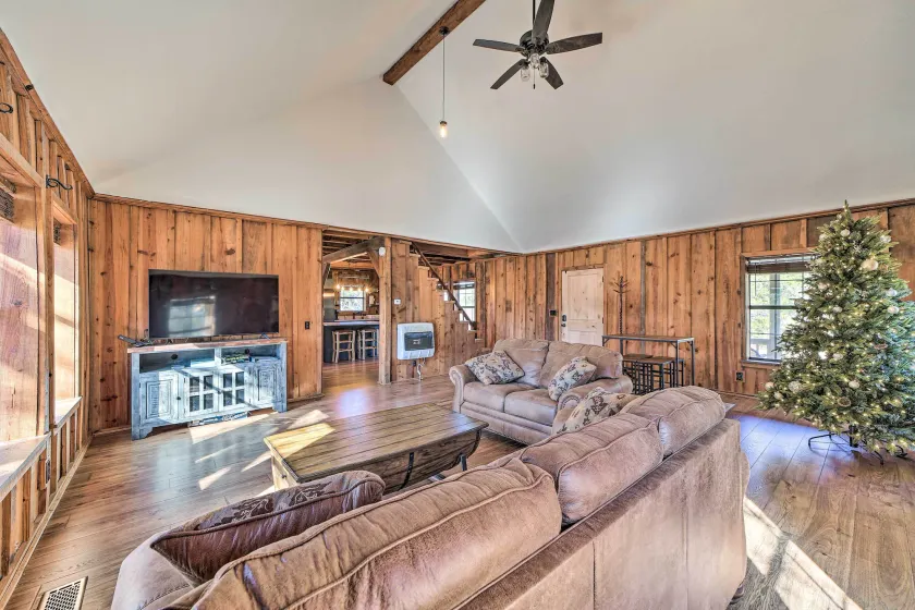 Wilburton Cabin w/ Fire Pit, Mountain Views! - Image 1