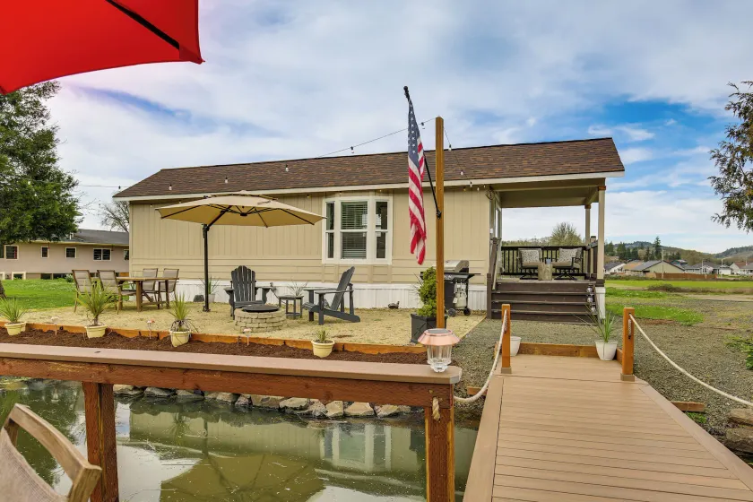 Dual-cottage Getaway in Oakland w/ Private Pond - Image 1