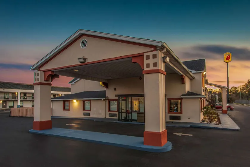 Super 8 by Wyndham Florence - Image 1