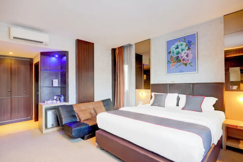 Townhouse Oak Batam near Grand Batam Mall formerly Lucky Star Hotel - Image 1