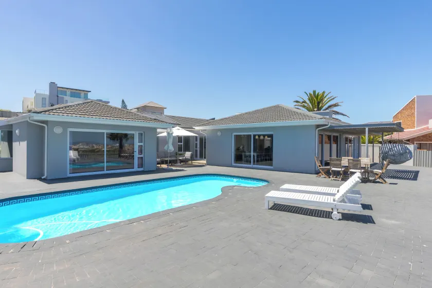 Beachfront, Private Pool, Pizza Oven, Pool Table, Fast Internet, Family Friendly - Image 1