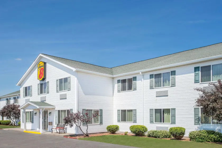 Super 8 by Wyndham Canandaigua - Image 1