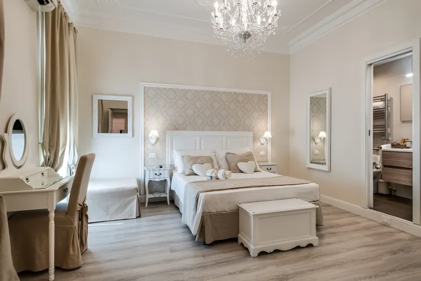 Charme & Chic Luxury - Image 1