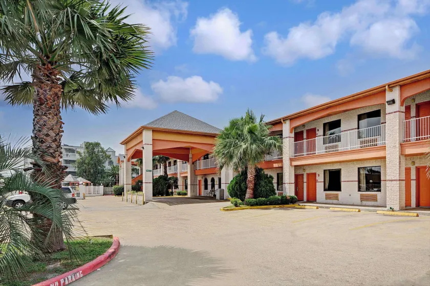 Super 8 by Wyndham Galveston - Image 1