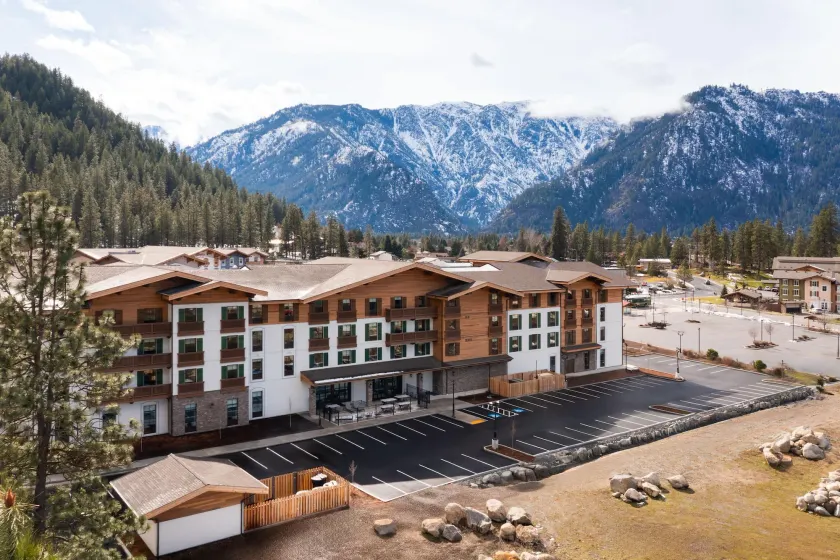La Quinta Inn and Suites by Wyndham Leavenworth - Image 1