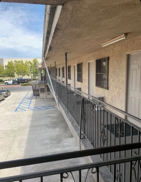 Hi Rise Motel - Image 1