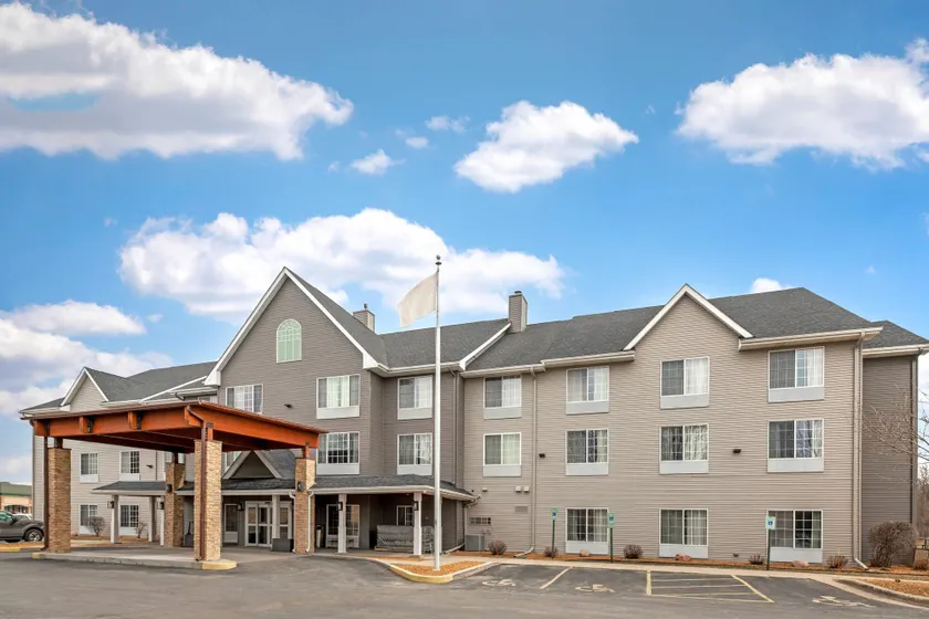 Country Inn & Suites by Radisson, West Bend, WI - Image 1