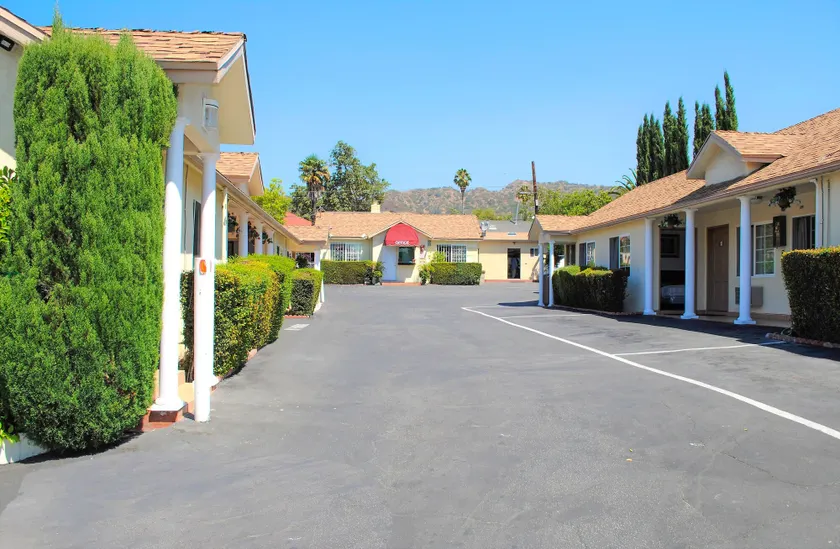 Rose Bowl Motel - Image 1