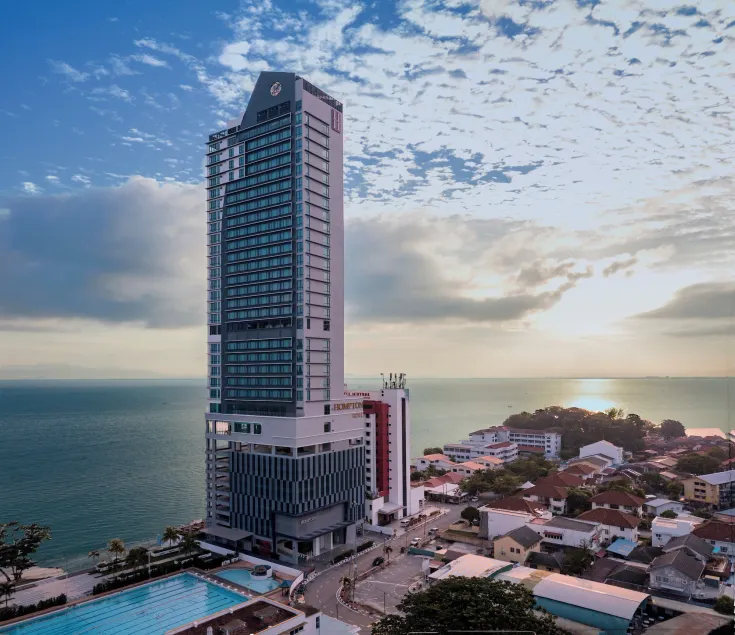 Hompton Hotel by the Beach - Image 1