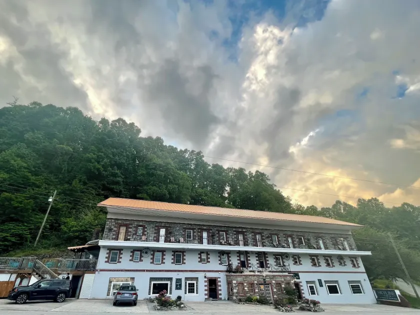 Skyline Village Inn  - Image 1