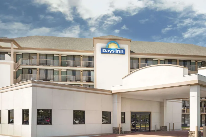 Days Inn by Wyndham Columbus-North Fort Moore - Image 1
