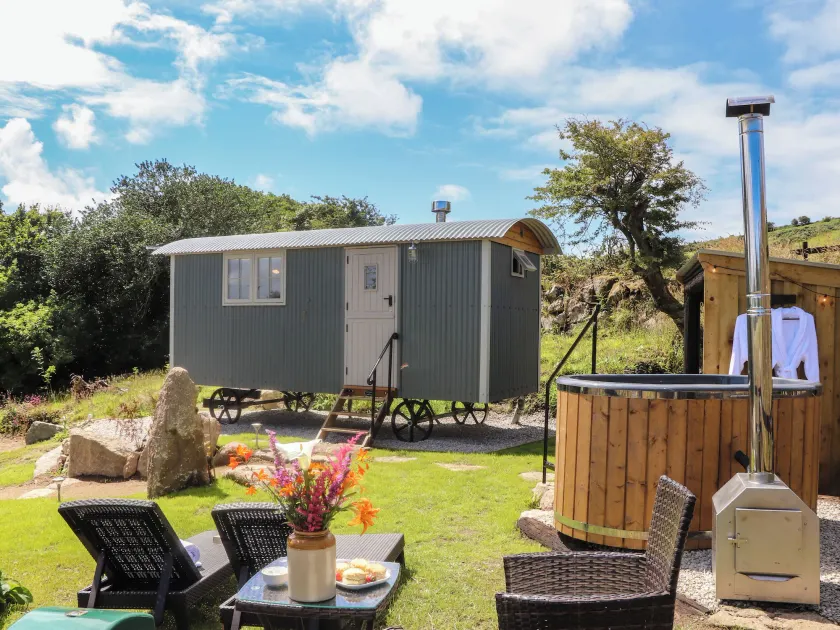 Bosulla Shepherds Hut - Image 1