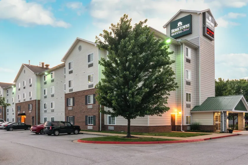HomeTowne Studios & Suites by Red Roof Bentonville - Image 1